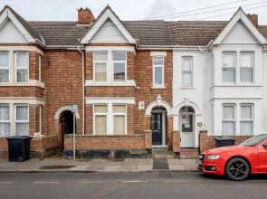 Studio Flat in Bedford Near Hospital & Stations