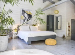 Eili Suites