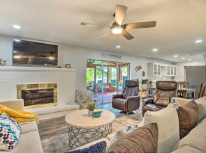 Cedar Creek Lake Home: Private Dock & Hot Tub