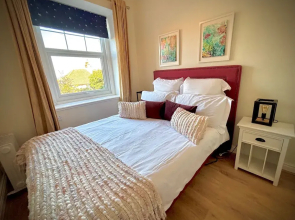 5 Guests - 2 Bedrooms - Free Parking - 1min Beach