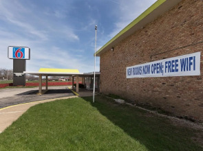 Motel 6 Lincoln, IL