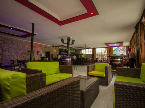 Balis Best Bar and Resort