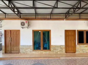Adipura Guesthouse Syariah Mitra RedDoorz near Terminal Nganjuk