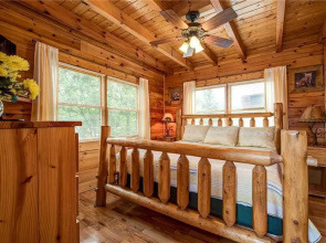 Mountain Seduction 2 Bedroom Mountain View Home with Hot Tub