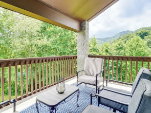 Ski, Hike & Explore: Mtn-view Haven in Gatlinburg!