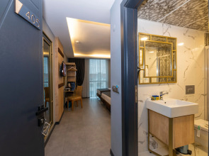 Fly And Stay Airport Hotel