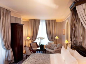 Le Dokhan’s Paris Arc de Triomphe, a Tribute Portfolio Hotel