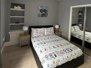1 Bed Flat - Sleeps 2 - Parking - Wifi