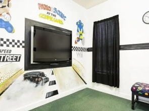 Gorgeous 4 Bedroom 3 Bath Pool Home in Windsor Palms Gated Resort