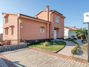 Plush Apartment in Rijeka with Hot Tub near Sea