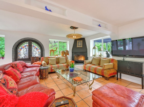 Gather & Unwind Outdoors, Stylish Vista Retreat!