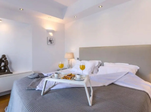 Inviting 8-bed Villa in Ermoupoli - Villa Blueros