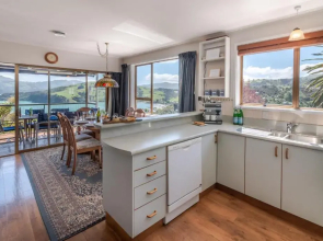 Hilltop Haven - Akaroa Holiday Home