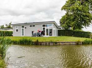 Detached, light chalet with dishwasher not far from Hoorn