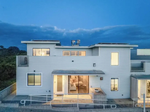 Beachfront 2BR w/ Deck, Views & Direct Sand Access Strand Way A