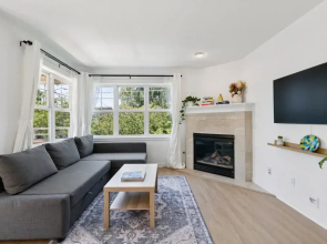 Walkable Seattle Gem Close To Everything 2 Bedroom Condo