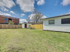 Home: Grassy Yard, Walk to Bentonville Square