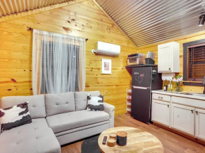 Cozy Onalaska Cabin ~ 2 Mi to Lake Livingston!