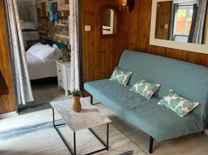Charming Chalet - Sleep 3/4 & Free Parking