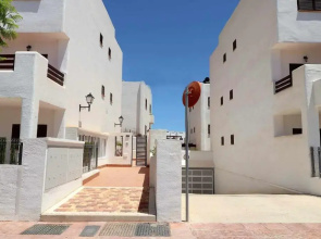 Casa de Femmie apartamento de lujo terraza jardín y piscina comunitaria