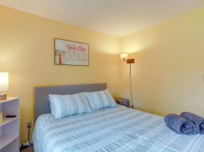 Pet-friendly Sammamish Home w/ Deck ~ 3 Mi to Lake