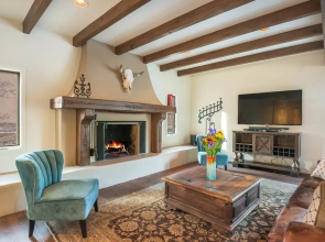 Encantada - Spacious and Luxurious Home, Walk to The Plaza