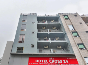 OYO 69875 Hotel Cross 24