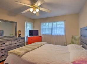8 Mi to Lake Ray Hubbard: Creekside Garland Home