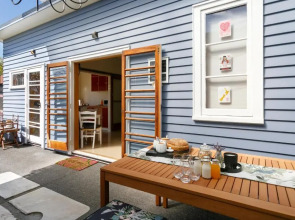 Studio Cottage - Walk to the Lake & Town