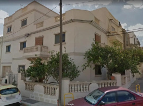 Corner Townhouse 1Km from University