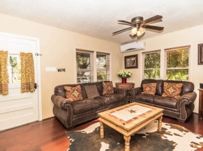 Geronimo Creek Retreat- Homestead Haus 3 Bedrooms 2 Bathrooms Cabin