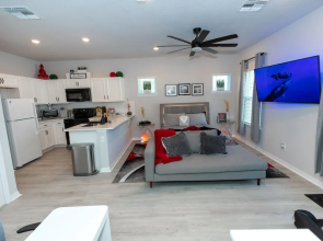 Pet Friendly Modern Zen Studio Retreat W/ Hot Tub! Home by RedAwning