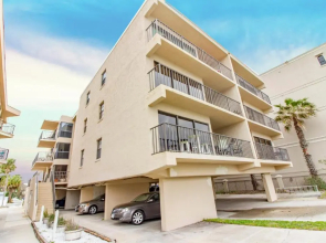 Beachcomber 301, 2 Bedrooms, Near Mayo Clinic, Sleeps 4, Pool