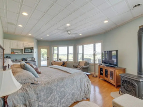 4 Mi to German Village: Studio w/ Hot Tub!