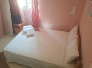 2 bedroom ground floor apt, 5 minutes walk from the beach