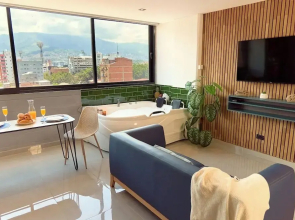 Rosa Negra Suite w/ Jacuzzi Near Stadium