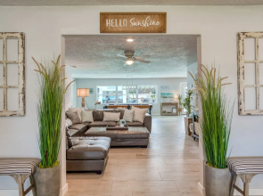 Canalfront Dream Pool, Dock & 3 Blocks To Beach! 5 Bedroom Home