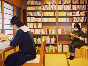 泊まれる図書館 寄処 -yosuga-