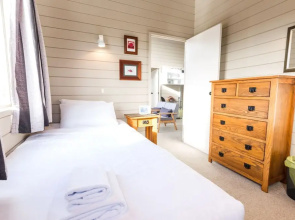 3 Bedroom Home with Harbour Views