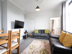 Spacious 4BR, Parking, Near Centre