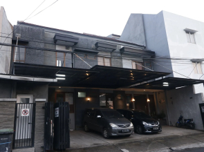 RedDoorz Plus near RS Harapan Kita