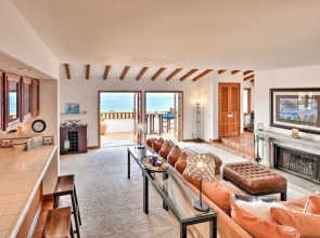 Ocean-view Hamilton Cove Oasis: Pool, Tennis & Gym 2 Bedroom Villa