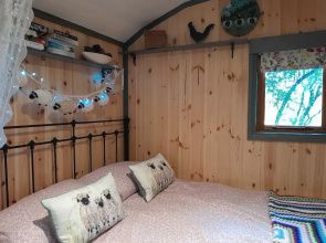 Little Greenwood Shepherd Hut - Sleeps 2