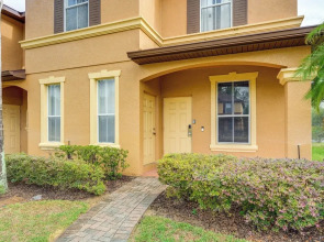 9 Mi to Disney: Gated Resort Escape w/ Pool Access