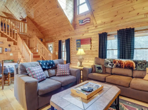 Pet-friendly Cabin w/ Loft: 5 Mi to Lake Lure!