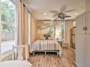 Ozona Studio w/ Shared Deck - Steps to Gulf!