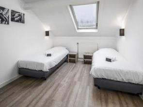 Restyled Bungalow With 2 Bathrooms, Near the Beach