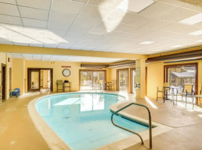 Snow Mountain Condo: Hot Tub + Shuttle to Resort
