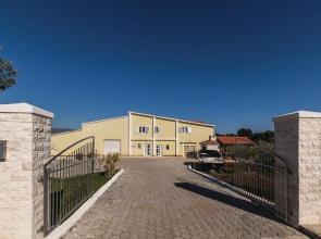 Amazing Home in Divulje With Wifi and 8 Bedrooms