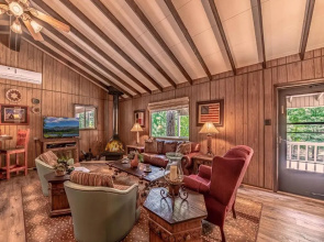 Innjoy, 2 Bedrooms, Pet Friendly, WiFi, Wood Fireplace, Sleeps 4